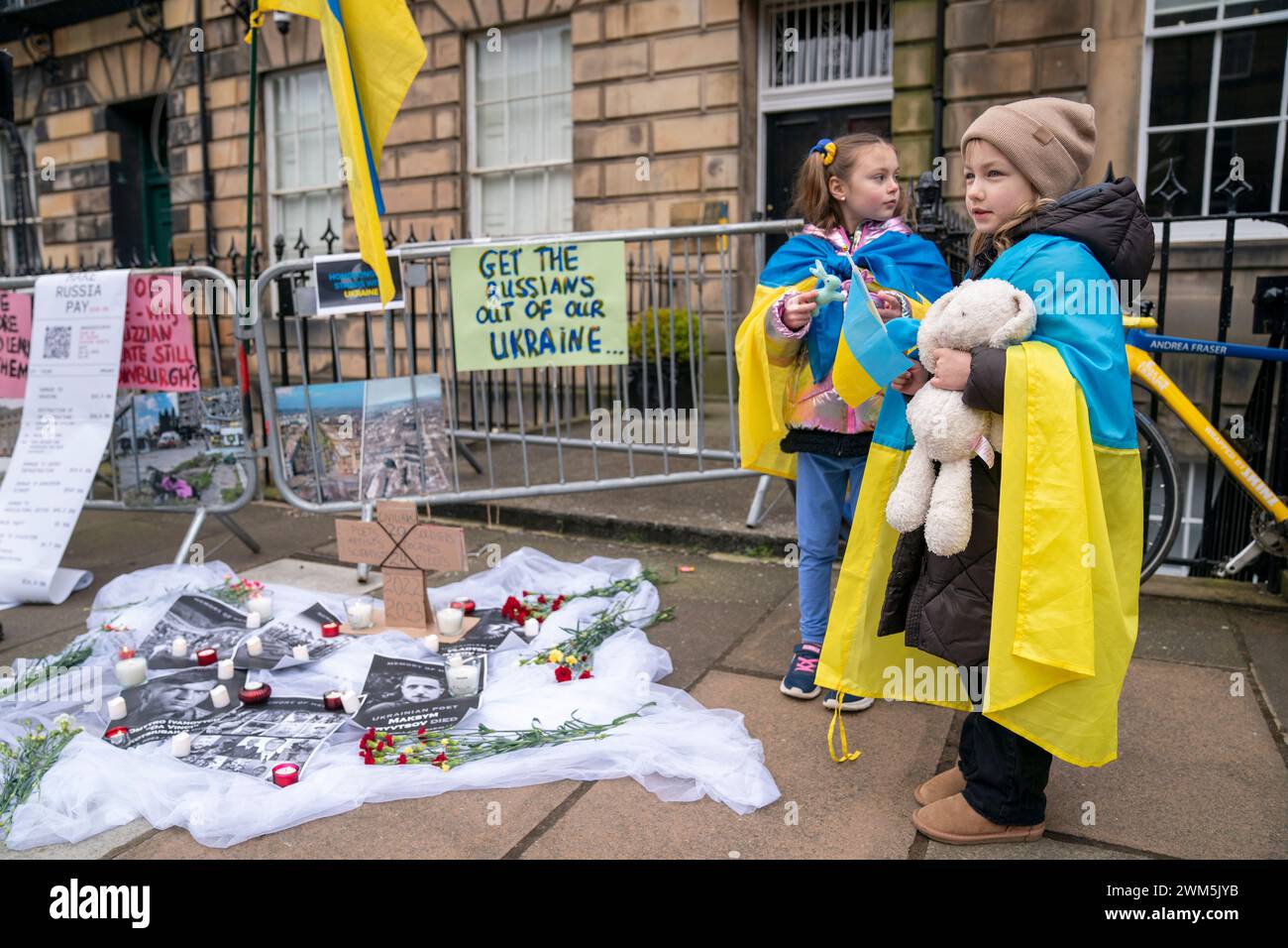 Les gens prennent part à un rassemblement de position avec l'Ukraine contre l'agression russe à Édimbourg, pour marquer les deux ans de l'invasion russe de l'Ukraine. Date de la photo : samedi 24 février 2024. Banque D'Images