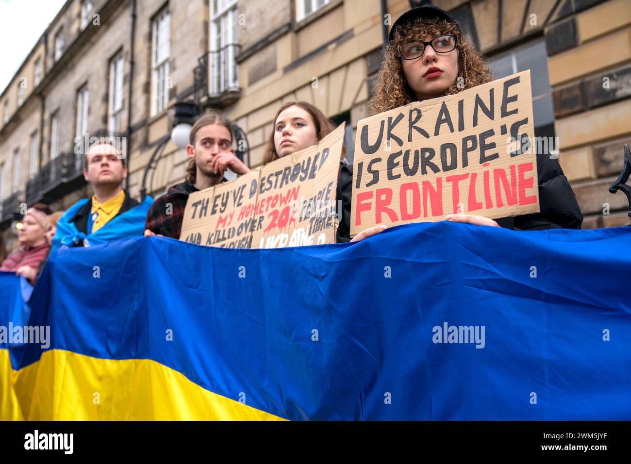 Les gens prennent part à un rassemblement de position avec l'Ukraine contre l'agression russe à Édimbourg, pour marquer les deux ans de l'invasion russe de l'Ukraine. Date de la photo : samedi 24 février 2024. Banque D'Images