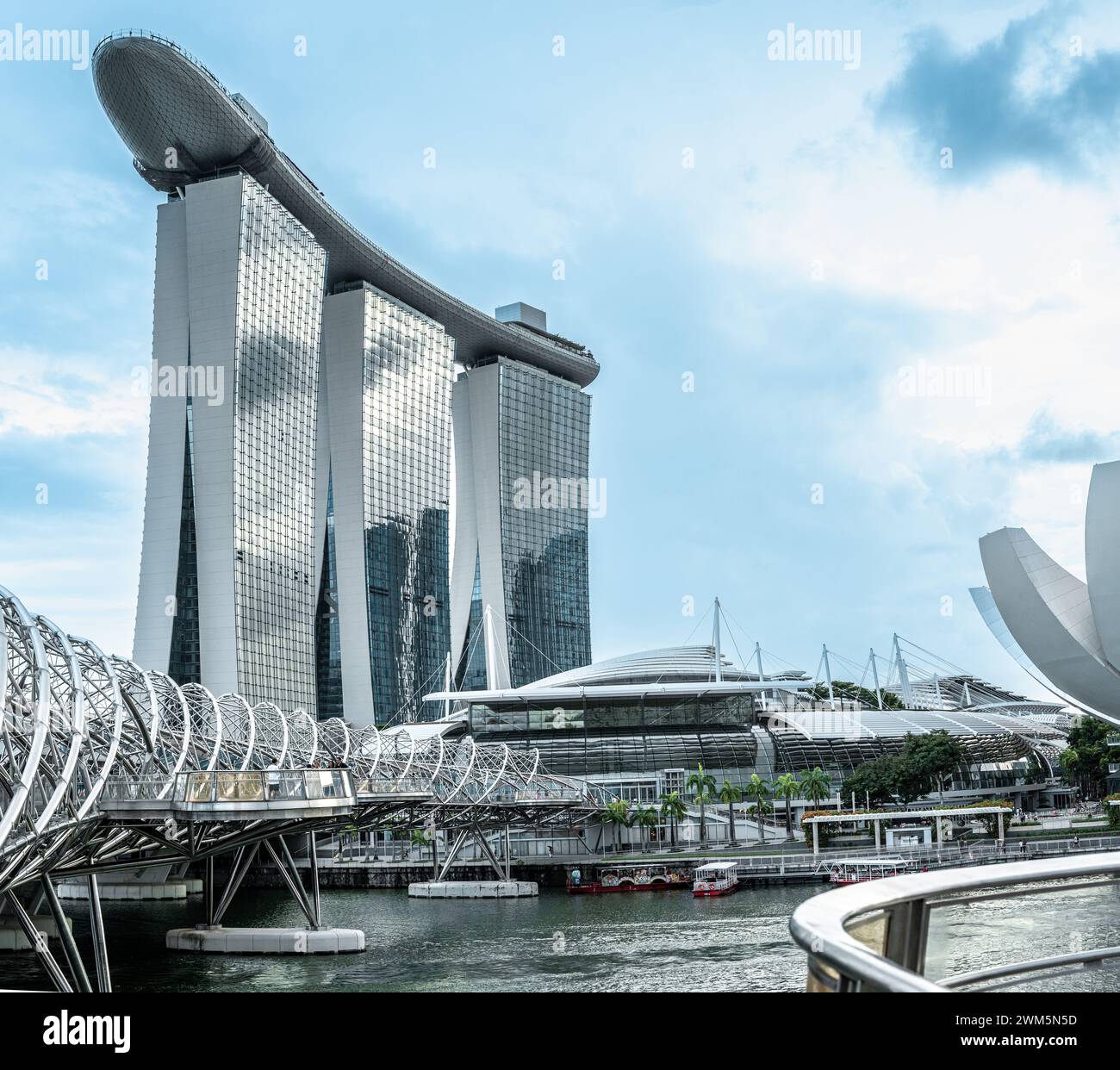 Singapour, 24 janvier 2024 : Marina Bay Sands. Symbole de Singapour, se dresse fièrement dans la Skyline de Marina Bay. architecture frappante, avec trois t connectés Banque D'Images