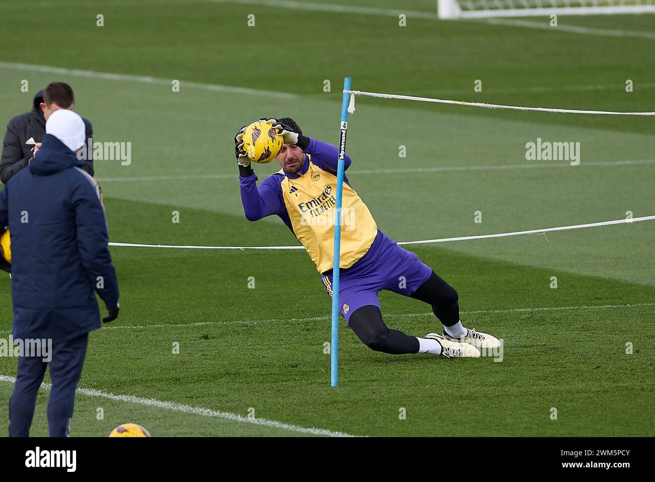 Thibaut Courtois du Real Madrid se réchauffe lors de la séance d'entraînement avant le match de football de la semaine de la Liga 26 entre le Real Madrid CF et le Sevilla FC au Ciudad Real Madrid à Valdebebas. Banque D'Images