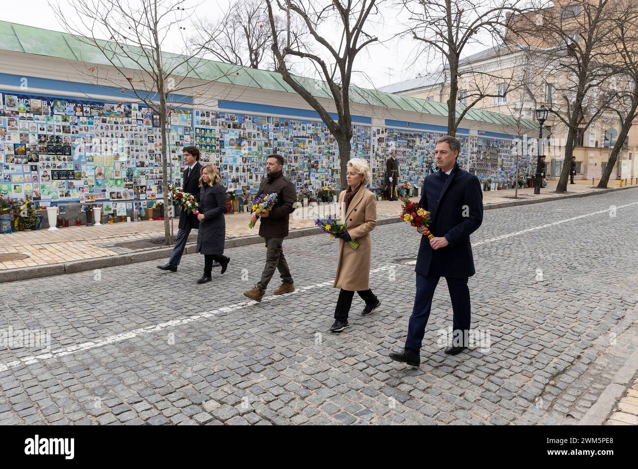 Kiev, Ukraine. 24 février 2024. Les dirigeants occidentaux participent à une cérémonie commémorative pour marquer le 2ème anniversaire de l'invasion russe au mur de la mémoire des défenseurs tombés au combat en Ukraine, le 24 février 2024 à Kiev, en Ukraine. De droite à gauche : le premier ministre belge Alexander de Croo, la présidente de la Commission européenne Ursula von der Leyen, le président ukrainien Volodymyr Zelenskyy, la première ministre italienne Giorgia Meloni et le premier ministre canadien Justin Trudeau, crédit : Pool photo/Bureau de presse présidentiel ukrainien/Alamy Live News Banque D'Images