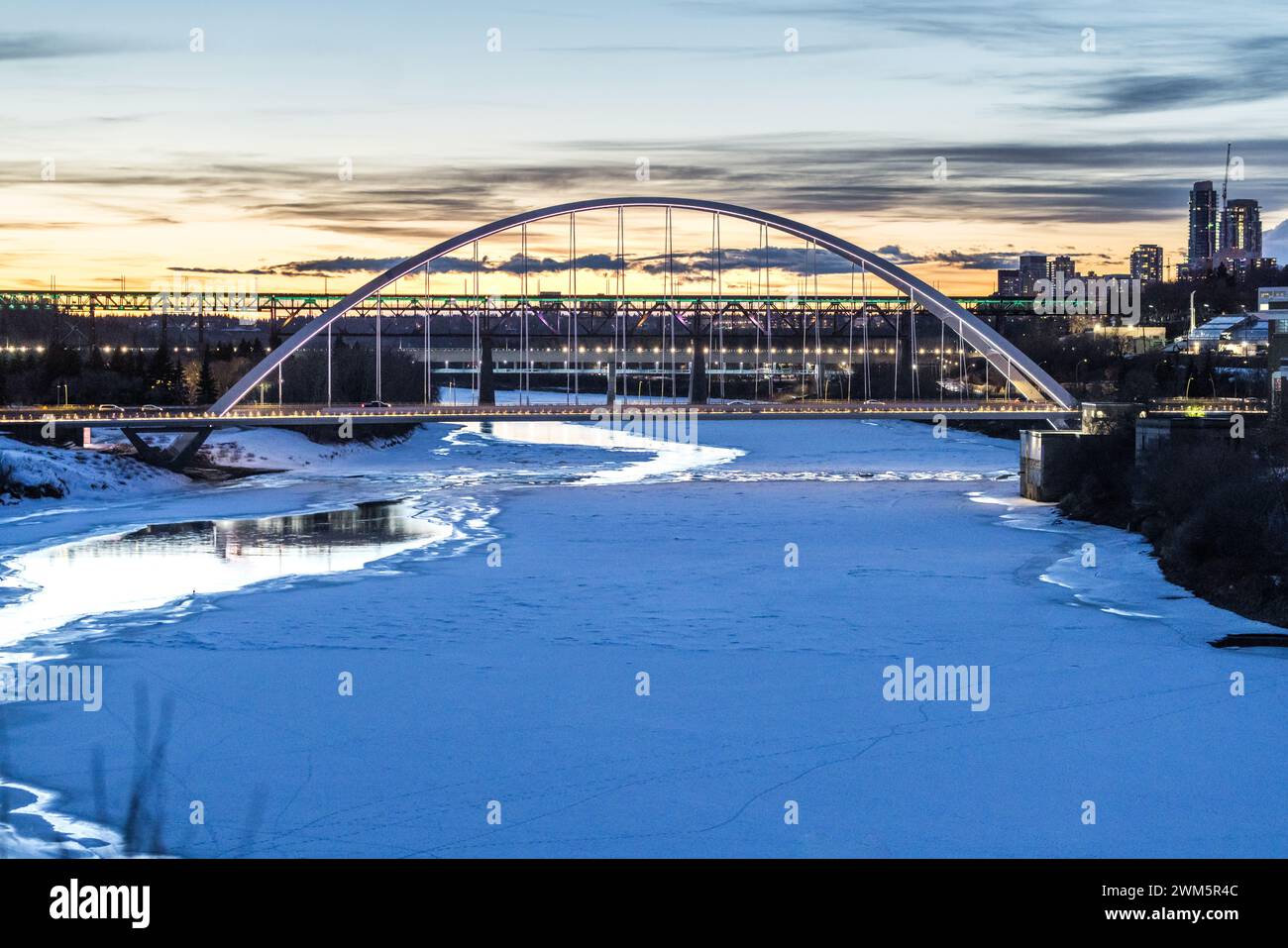 Edmonton, Canada - vue sur la rivière Saskatchewan Nord gelée et le pont Walterdale Banque D'Images