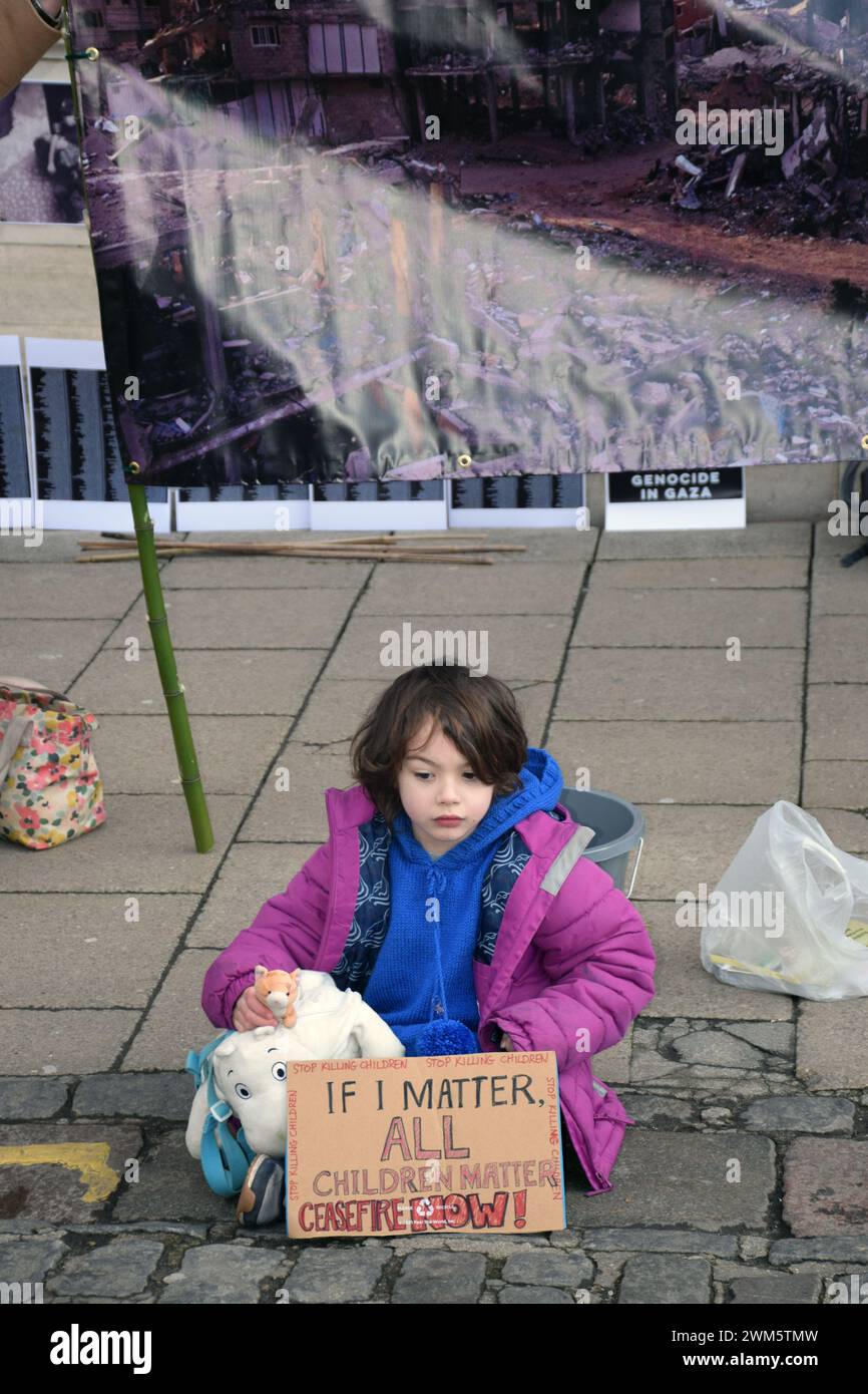 Norwich, Royaume-Uni 24 février 2024. Manifestation pour la Palestine organisée par Stop the War Coalition contre la poursuite de l'action militaire israélienne dans la bande de Gaza. c) Liz Somerville/Alamy Live News Banque D'Images