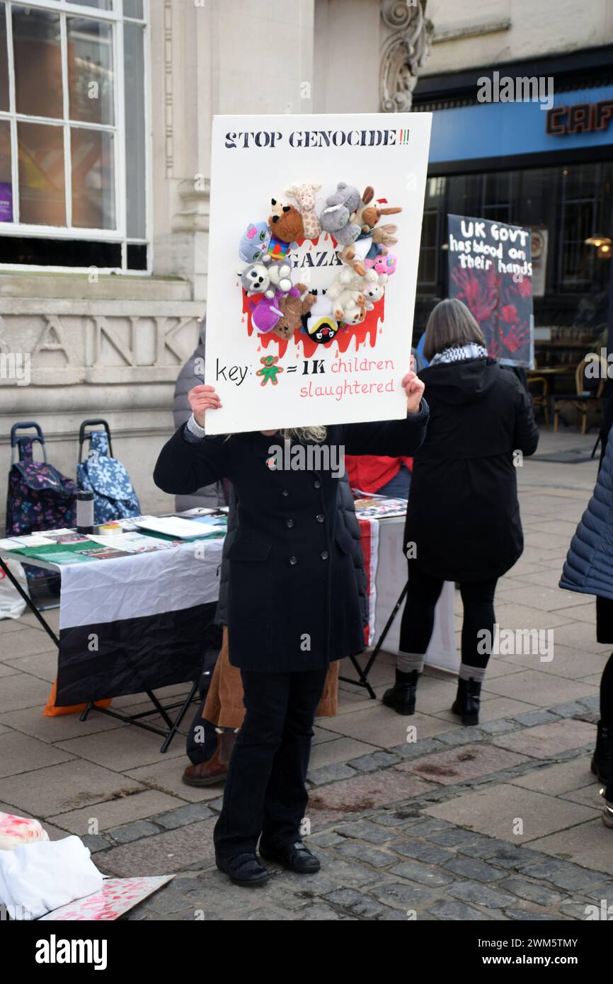 Norwich, Royaume-Uni 24 février 2024. Manifestation pour la Palestine organisée par Stop the War Coalition contre la poursuite de l'action militaire israélienne dans la bande de Gaza. c) Liz Somerville/Alamy Live News Banque D'Images