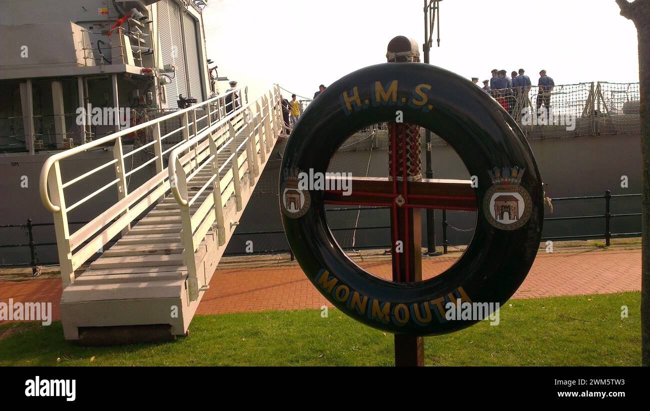 Royal Navy Perry Bouys devant des navires amarrés dans la baie de Cardiff, au pays de Galles, au Royaume-Uni Banque D'Images