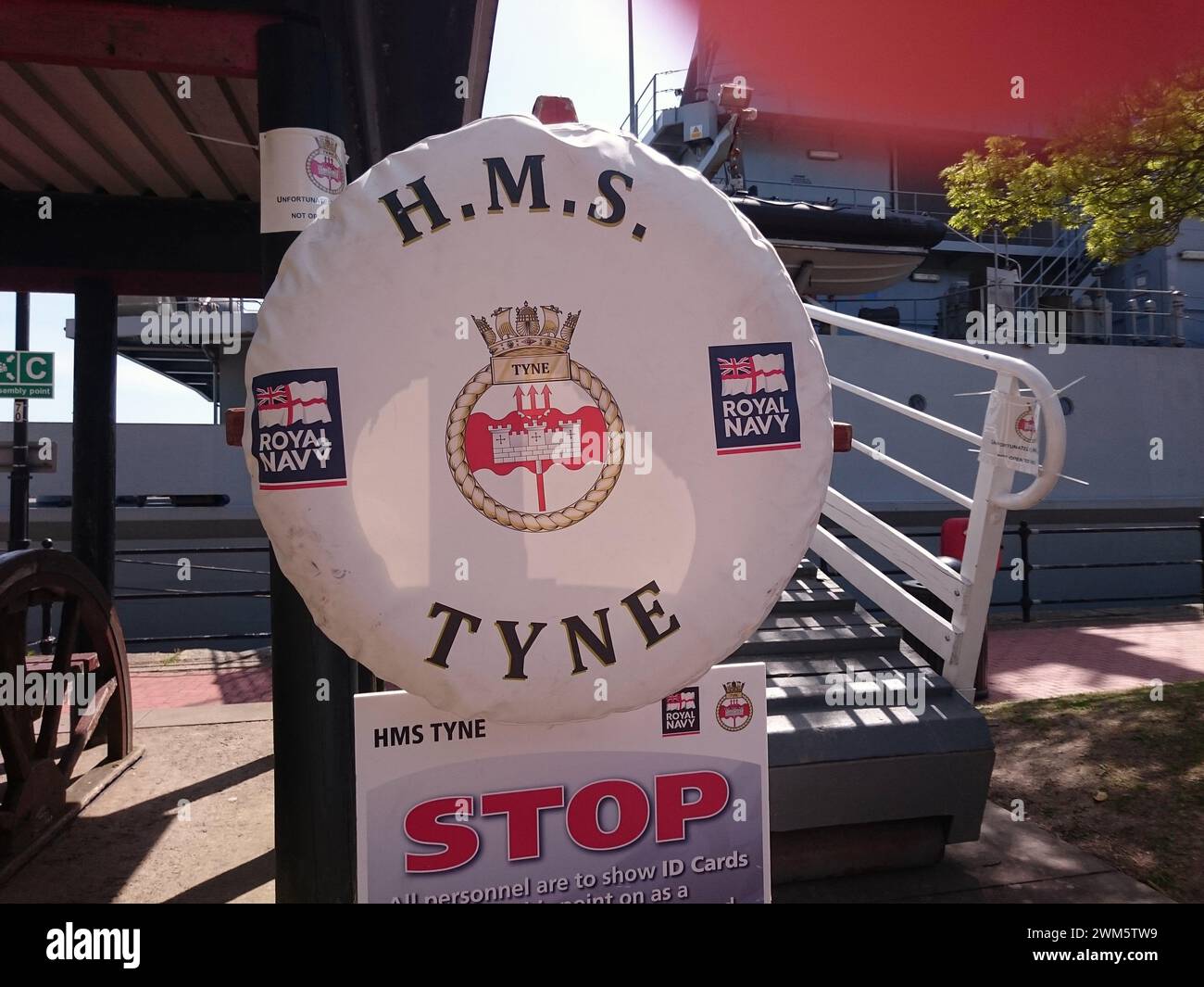 Royal Navy Perry Bouys devant des navires amarrés dans la baie de Cardiff, au pays de Galles, au Royaume-Uni Banque D'Images