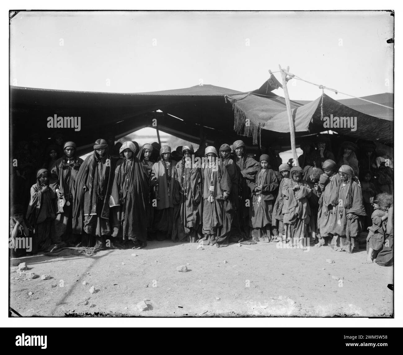 Les femmes bédouines devant dix(t) dans Moab-Adwan tribe Banque D'Images