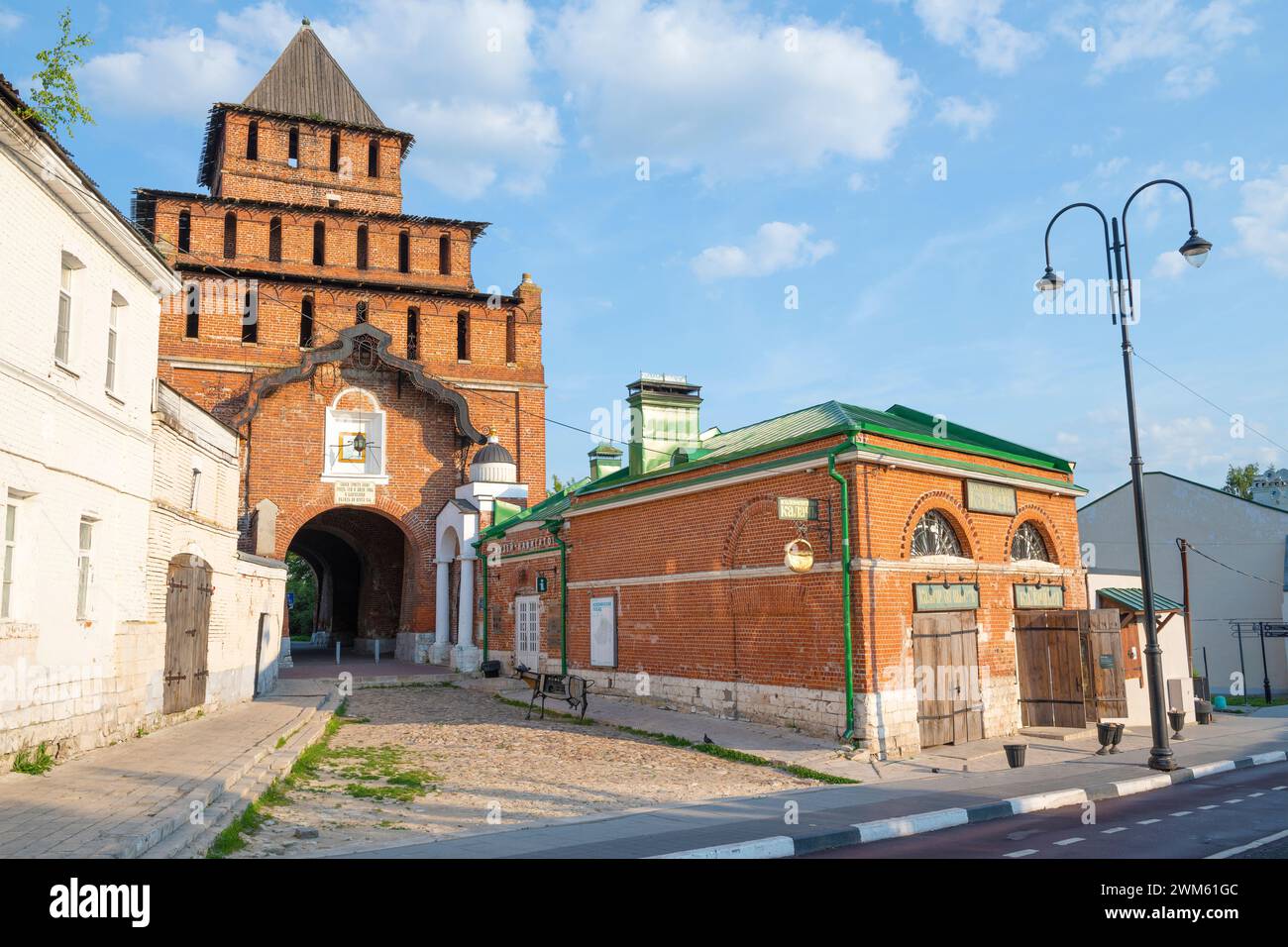 KOLOMNA, RUSSIE - 17 JUIN 2023 : matin ensoleillé de juin à l'ancienne porte Pyatnitskye du Kremlin de Kolomna Banque D'Images