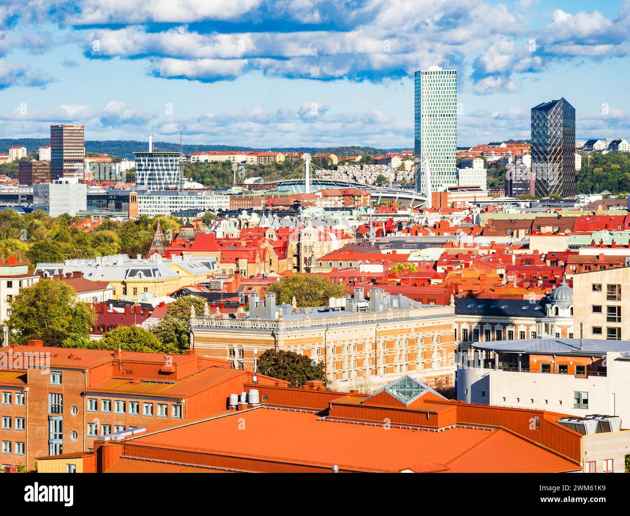 La ville de Gothenburg en Suède est mise en valeur dans cette vue, dominée par un groupe de grands bâtiments qui forment l'horizon de la ville. Le paysage urbain Banque D'Images