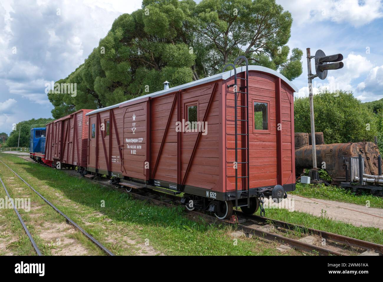 TESOVO-NETYLSKY, RUSSIE - 15 JUILLET 2023 : wagons pour chemin de fer à voie étroite l'après-midi de juillet. Musée des chemins de fer à voie étroite Banque D'Images