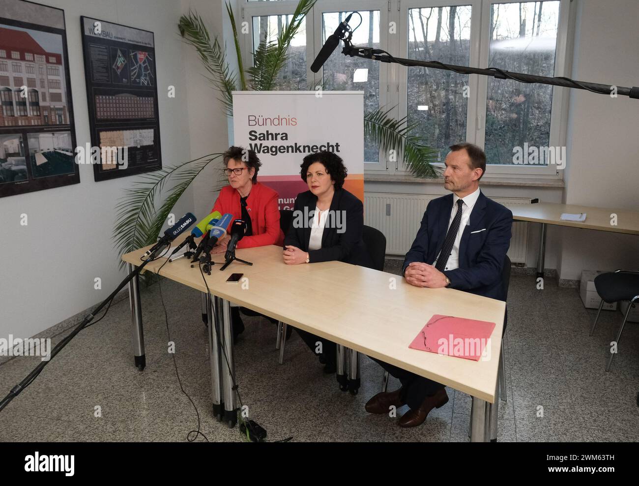 Chemnitz, Allemagne. 24 février 2024. Sabine Zimmermann (de gauche à droite), présidente de l'Alliance Sarah Wagenknecht (BSW), Amira Mohamed Ali, présidente nationale de la BSW, et Jörg Scheibe, coprésident de l'Alliance Saxe, asseyez-vous ensemble lors d'une conférence de presse. L'occasion est la conférence du parti fondateur de l'association d'État saxonne BSW. Crédit : Sebastian Willnow/dpa/Alamy Live News Banque D'Images