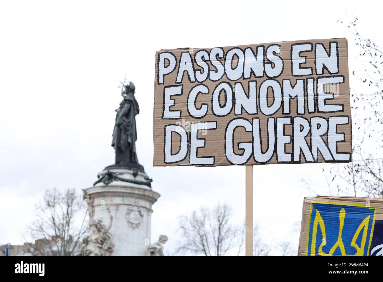 Paris, France. 24 février 2024. Un panneau avec le message passer à l'économie de guerre, pendant la manifestation. Manifestation contre l'invasion militaire russe de l'Ukraine et en soutien au peuple ukrainien, sur la place de la République, le Febuary 24, 2024 à Paris. Photo de Christophe Michel/ABACAPRESS.COM crédit : Abaca Press/Alamy Live News Banque D'Images