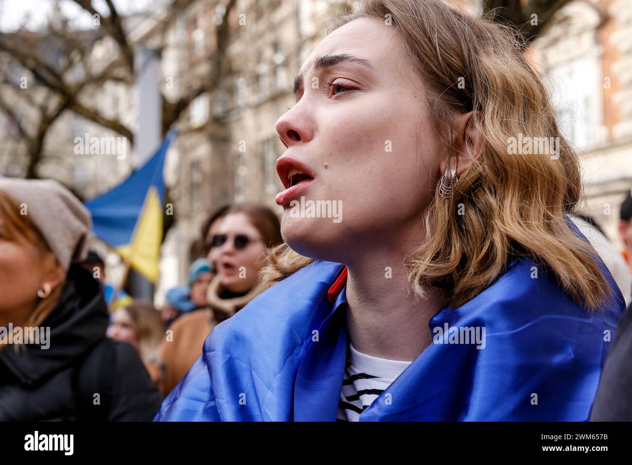 Cracovie, Pologne, 24 février 2024. Les Ukrainiens et leurs partisans chantent et tiennent des drapeaux ukrainiens et polonais alors qu'ils assistent à une marche de soutien et d'union à l'occasion du deuxième anniversaire de l'invasion à grande échelle de l'armée russe en Ukraine dans la vieille ville de Cracovie. La marche vise à montrer l'unité du peuple polonais ukrainien ainsi que le soutien de l'opposition russe et biélorusse à la lutte ukrainienne. Crédit : Dominika Zarzycka/Alamy Live News Banque D'Images