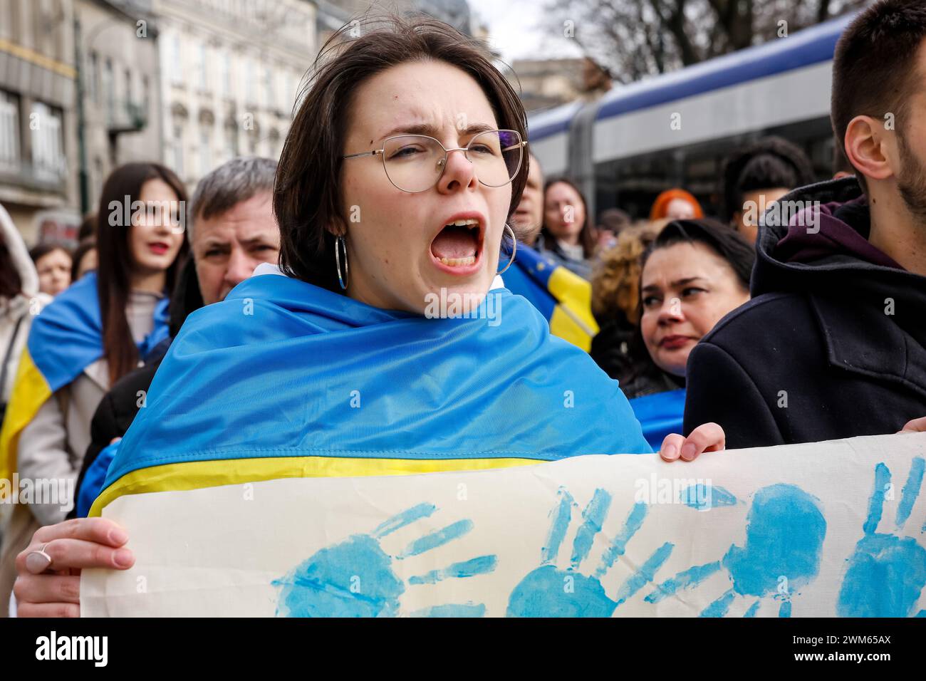 Cracovie, Pologne, 24 février 2024. Les Ukrainiens et leurs partisans chantent et tiennent des drapeaux ukrainiens et polonais alors qu'ils assistent à une marche de soutien et d'union à l'occasion du deuxième anniversaire de l'invasion à grande échelle de l'armée russe en Ukraine dans la vieille ville de Cracovie. La marche vise à montrer l'unité du peuple polonais ukrainien ainsi que le soutien de l'opposition russe et biélorusse à la lutte ukrainienne. Crédit : Dominika Zarzycka/Alamy Live News Banque D'Images