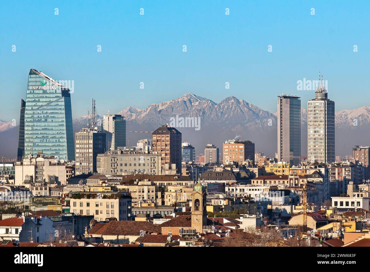 Horizon de la ville de Milan avec les montagnes des Alpes à l'arrière-plan, comme vu du toit du Duomo, la cathédrale de Milan, en Italie, en Europe. Banque D'Images