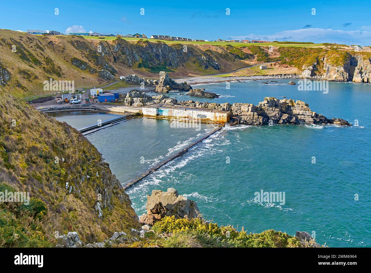 Tarlair piscines en plein air Macduff Écosse ciel bleu et vue sur les piscines et la baie depuis les falaises environnantes Banque D'Images