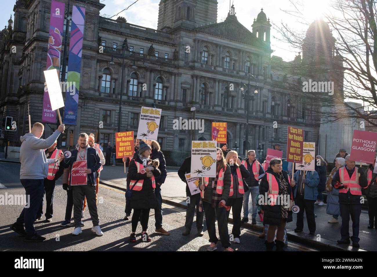 Glasgow, Royaume-Uni, 24 février 2024. Manifestation ÔPotholes Make GlasgowÕ, organisée via un groupe Facebook et une pièce de théâtre sur le slogan ÔPeople Make GlasgowÕ, contre l’état atroce et l’état des routes dans la ville, à Glasgow, en Écosse, le 24 février 2024. Photographie de Jeremy Sutton-Hibbert/Alamy Live News. Banque D'Images