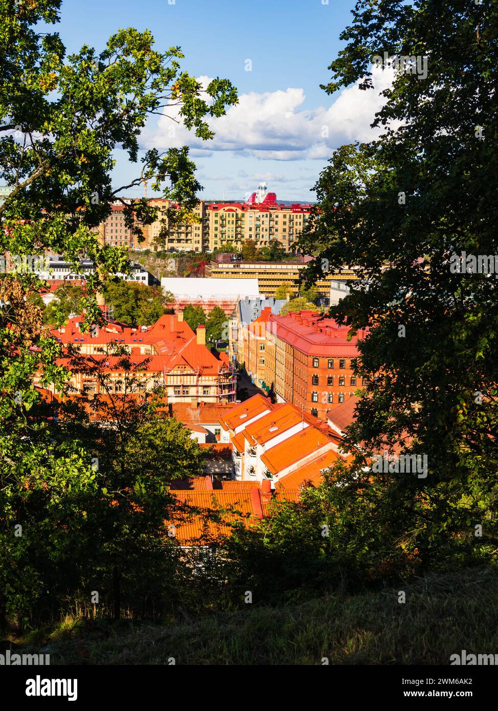 Une vue de la ville depuis une colline à Gothenburg, en Suède, mettant en valeur le paysage urbain, les bâtiments, les routes et la vie urbaine d'un point de vue plus élevé. Banque D'Images