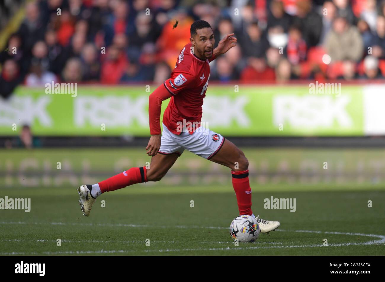 Londres, Angleterre. 24 février 2024. Terell Thomas de Charlton Athletic lors de la rencontre Sky Bet EFL League One entre Charlton Athletic et Portsmouth FC. Kyle Andrews/Alamy Live News Banque D'Images