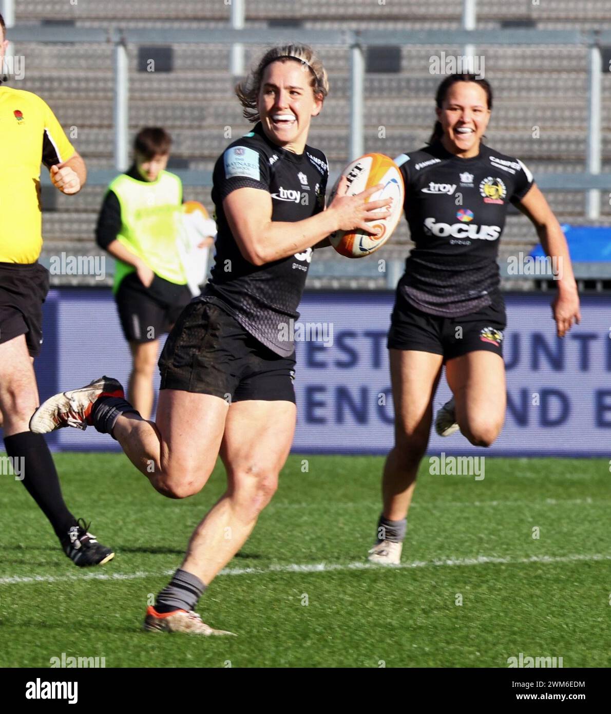 Exeter, Devon, Royaume-Uni. 24 février 2024. Allianz Premiership Women's Rugby : Exeter Chiefs v Harlequins at Sandy Park, Exeter, Devon, Royaume-Uni. Photo : Claudia MacDonald court pour marquer Chiefs deuxième essai crédit : Nidpor/Alamy Live News Banque D'Images