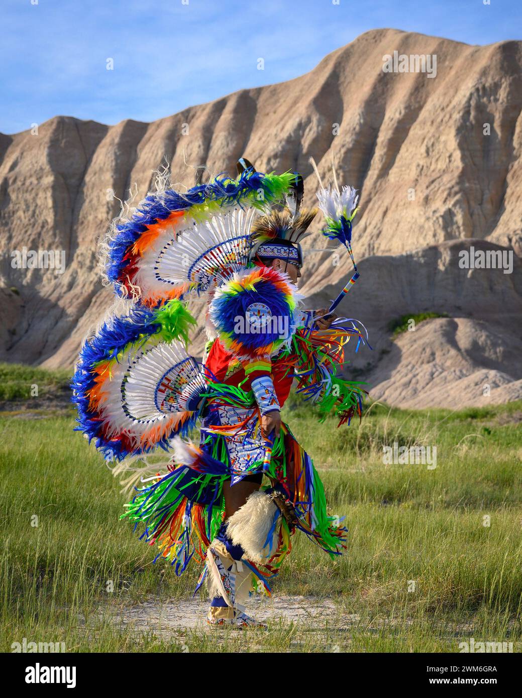 Geremiah Holy Bull exécutant une danse de fantaisie dans le parc national des Badlands, Dakota du Sud. Banque D'Images