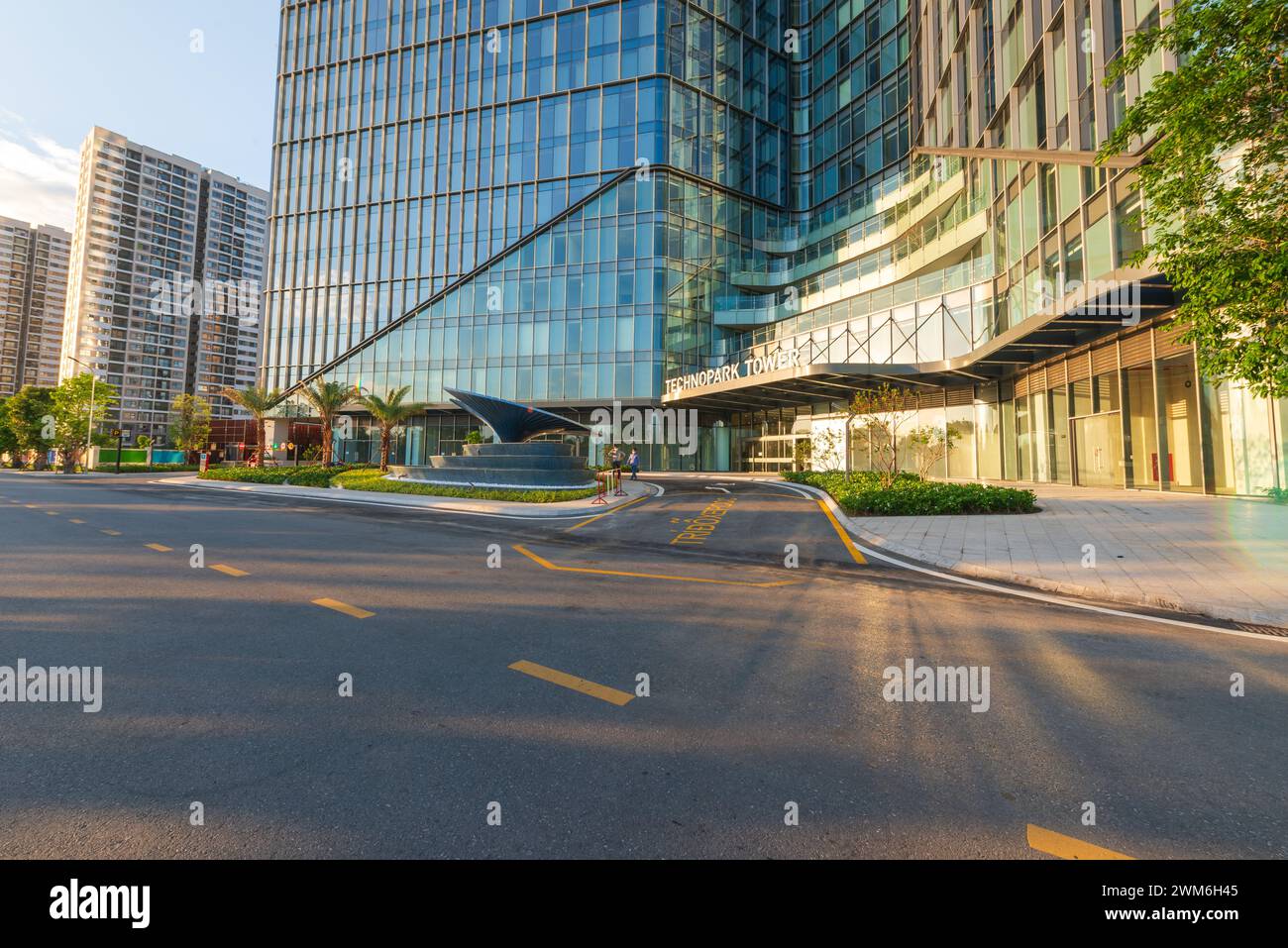 Bâtiment de verre de tour Technopark dans Vinhomes Ocean Park à Hanoi Banque D'Images