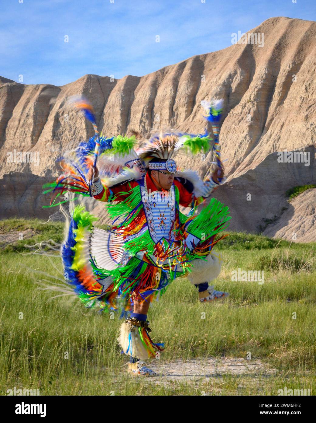 Geremiah Holy Bull exécutant une danse de fantaisie dans le parc national des Badlands, Dakota du Sud. Banque D'Images