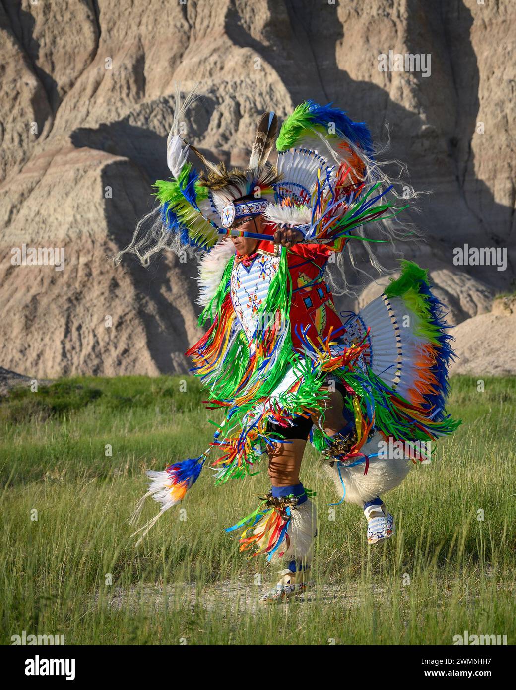 Geremiah Holy Bull exécutant une danse de fantaisie dans le parc national des Badlands, Dakota du Sud. Banque D'Images