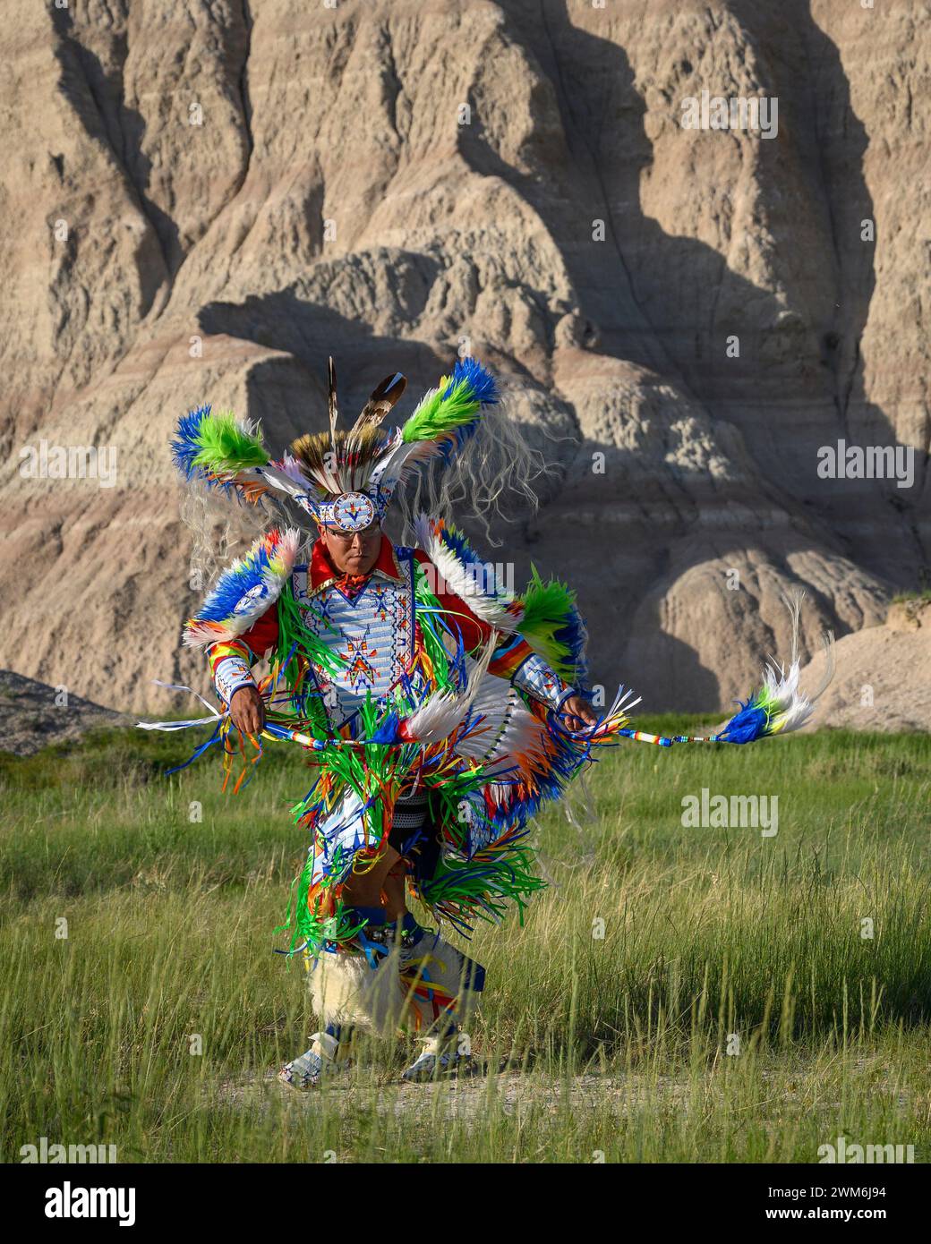 Geremiah Holy Bull exécutant une danse de fantaisie dans le parc national des Badlands, Dakota du Sud. Banque D'Images