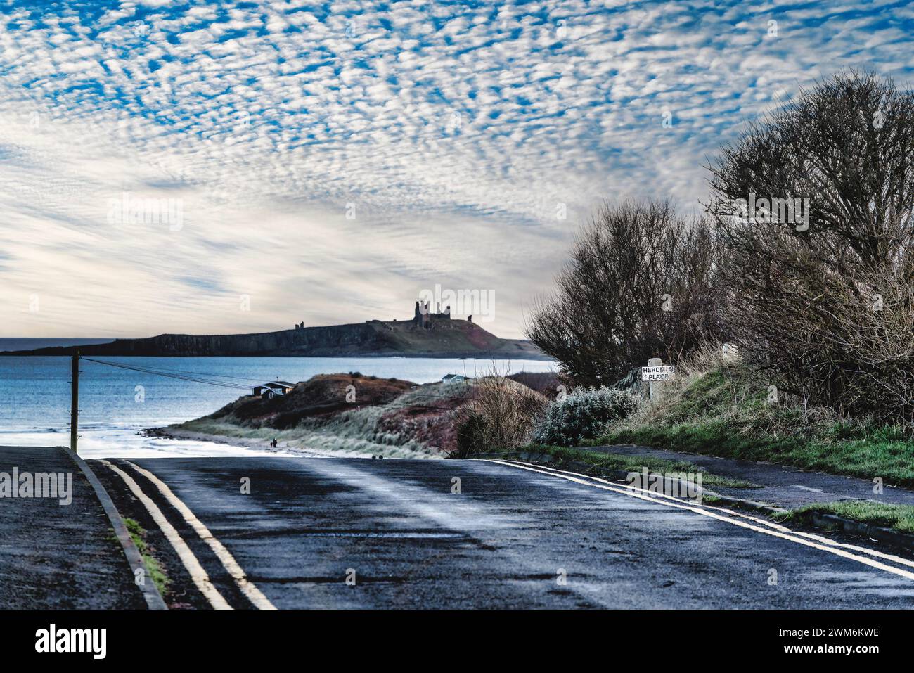 Vue du château de Dunstanburgh depuis High Newton dans le Northumberland Banque D'Images
