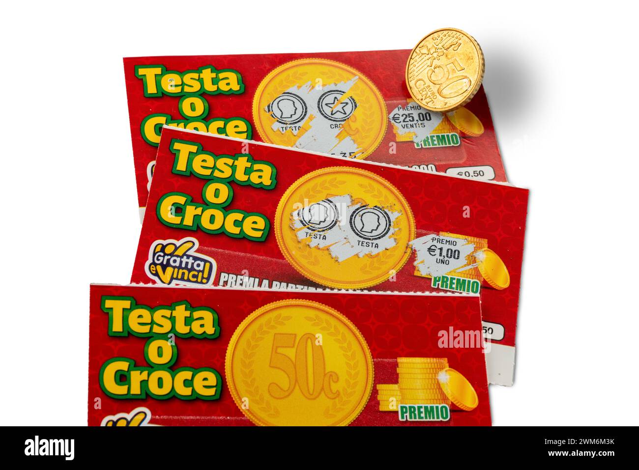 italie - 24 février 2024 : pièce de 50 cents en euros sur les cartes à gratter de la loterie italienne Gratta e Vinci (Scratch and Win). Les billets de loterie se grattent Banque D'Images