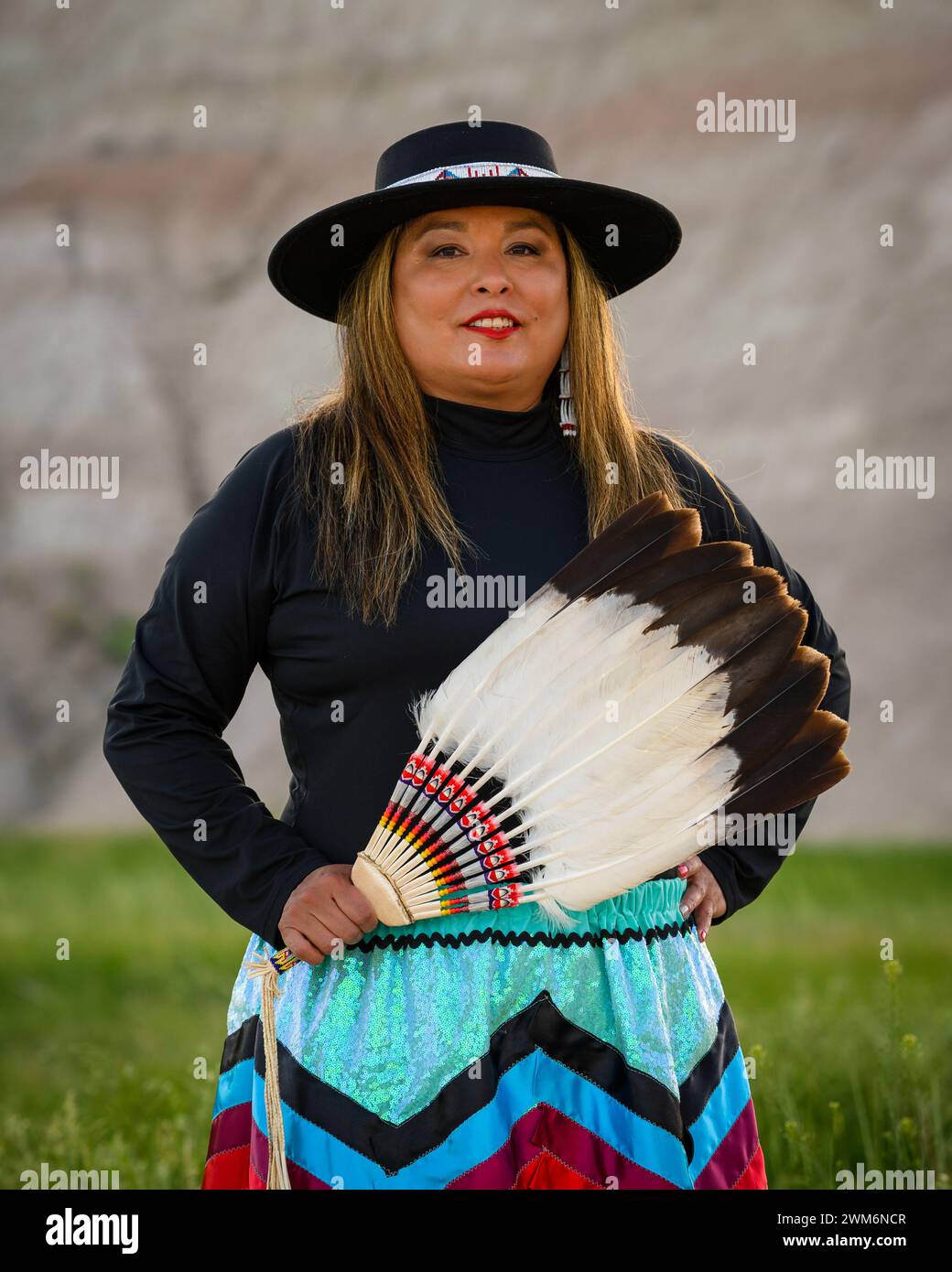 Jess a repéré la queue de la tribu Sioux Rosebud dans le parc national des Badlands, Dakota du Sud. Banque D'Images