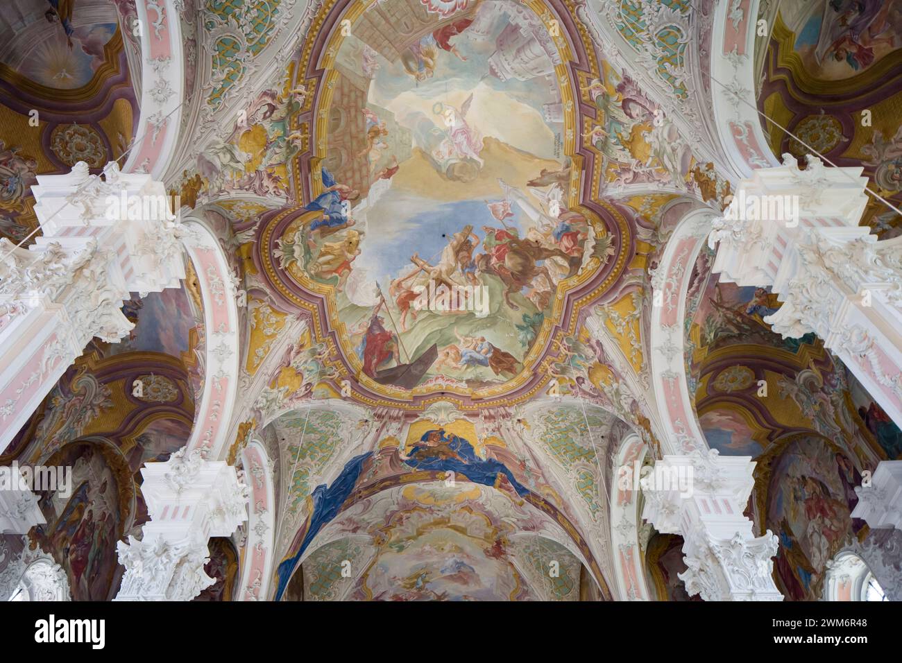 Église Saint-Pierre / Peterskirche, Mayence, Allemagne un bâtiment rococo de 1749-56, bombardé pendant la guerre et restauré fin C20. Intérieur avec voûtes ornées de fresques. Banque D'Images