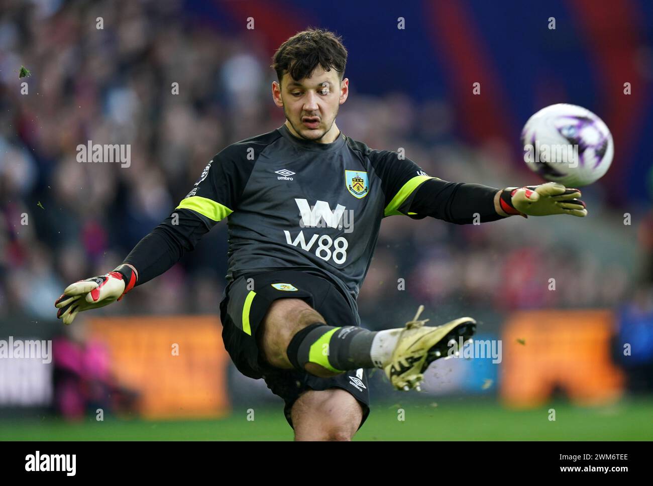 Le gardien de but de Burnley James Trafford lors du match de premier League à Selhurst Park, Londres. Date de la photo : samedi 24 février 2024. Banque D'Images