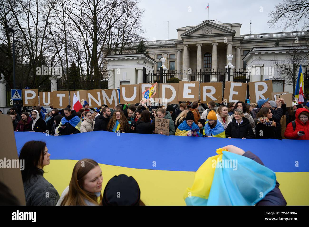 Les Ukrainiens protestent pour le deuxième anniversaire de l'invasion russe. Les gens tiennent des pancartes portant des lettres qui forment le mot Poutine meurtrier devant l'ambassade russe à Varsovie, en Pologne, le 24 février 2024. Des milliers de personnes se sont rassemblées devant l'ambassade de la Fédération de Russie à Varsovie et ont marché sur le parlement polonais alors que nous célébrons aujourd'hui deux ans d'agression russe contre l'Ukraine. Varsovie Pologne Copyright : xAleksanderxKalkax Banque D'Images