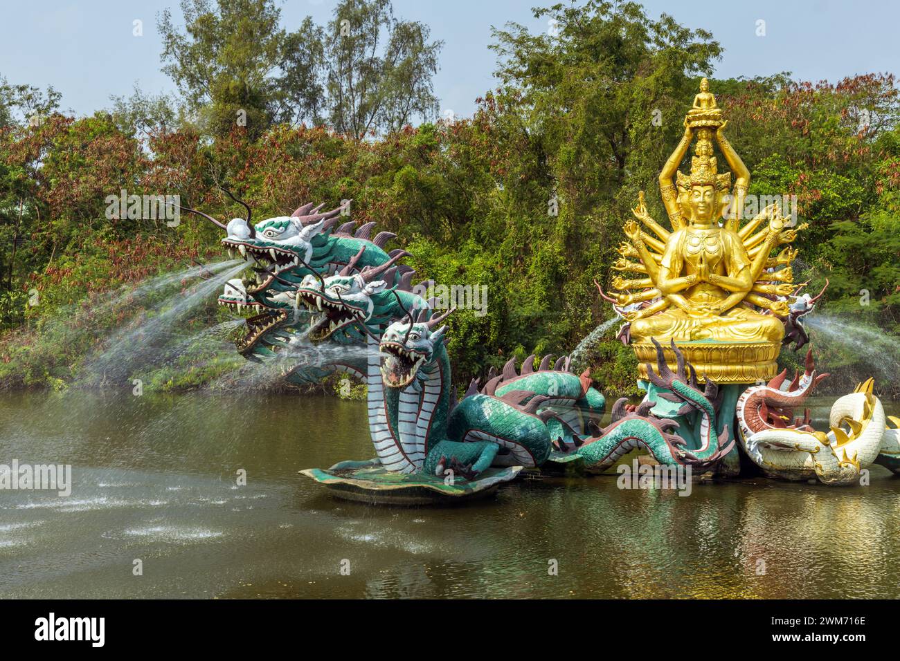 Fontaines de dragon sur le lac à Ancient City, Bangkok, Thaïlande Banque D'Images