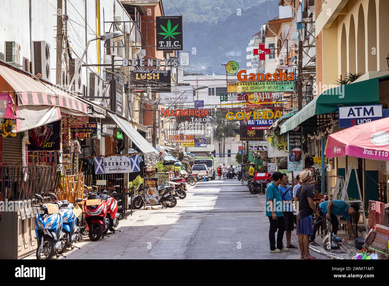 Une rue typique avec des bars, des restaurants et des motos de Patong, Phuket, Thaïlande Banque D'Images