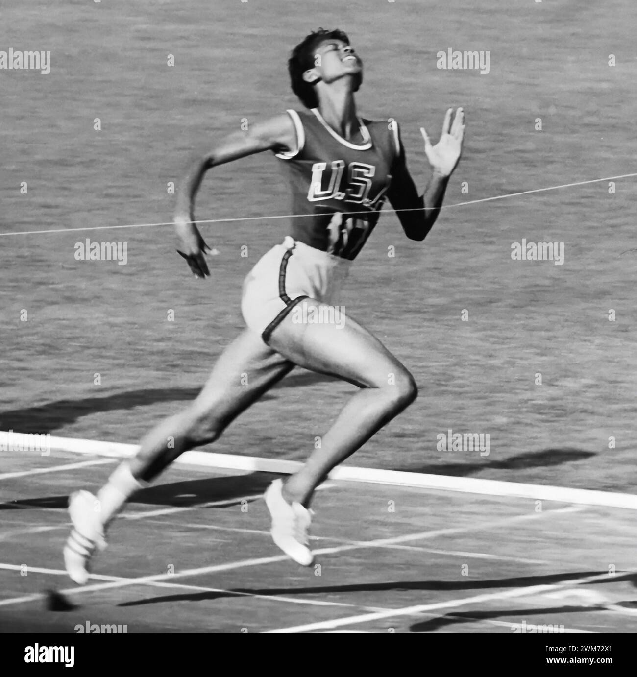 Wilma Rudolph. La sprinteuse américaine Wilma Glodean Rudolph (1940-1994) remporte le 100 mètres aux Jeux olympiques de 1960. Banque D'Images