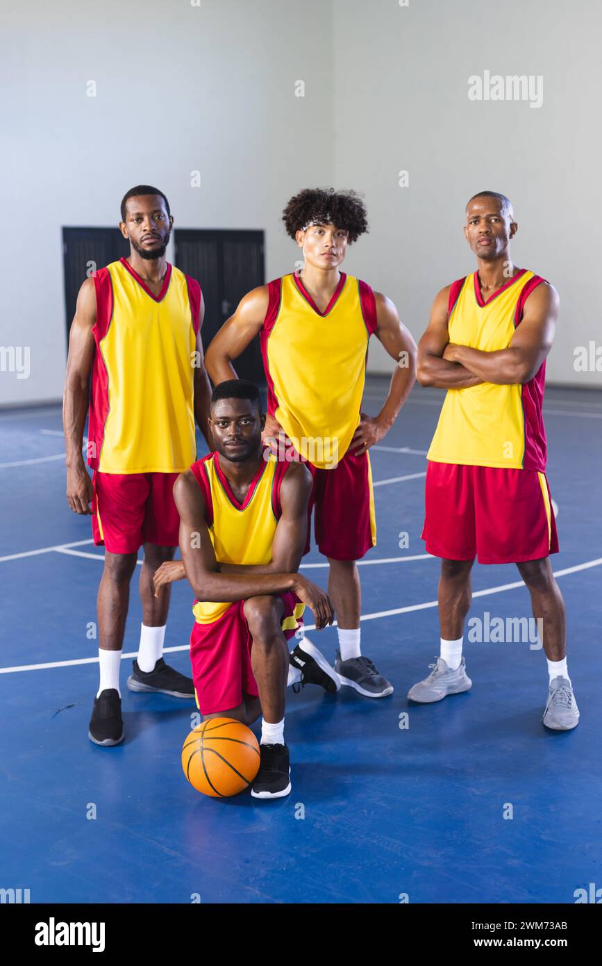 Équipe de basket-ball diversifiée pose en toute confiance sur le terrain Banque D'Images