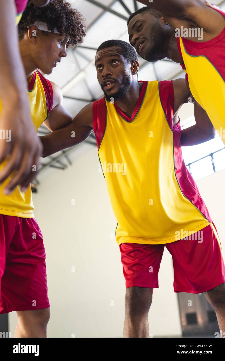 Les hommes afro-américains élaborent une stratégie pendant un match de basket-ball Banque D'Images