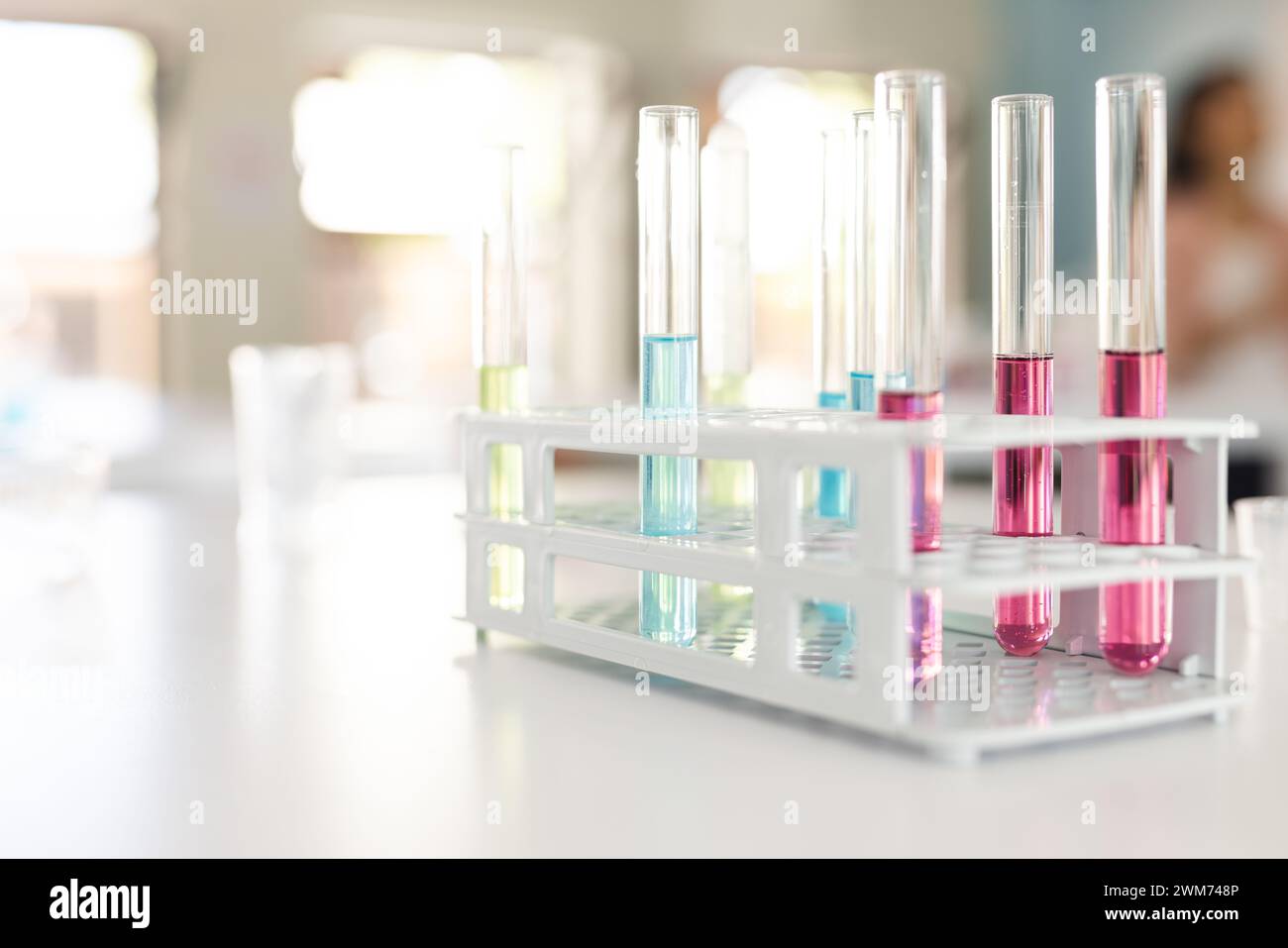 Tubes à essai contenant des liquides colorés en laboratoire Banque D'Images