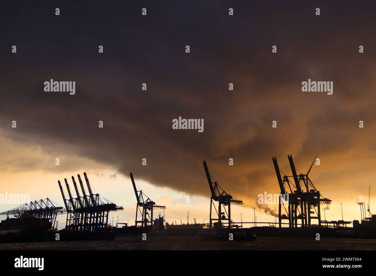 über den Hamburger Hafen zieht eine große und dunkle Wolkenbank. *** Une grande et sombre banque de nuages passe au-dessus du port de Hambourg Banque D'Images