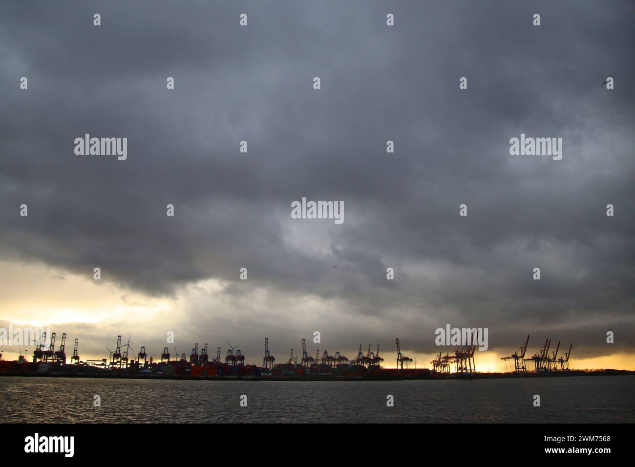 über den Hamburger Hafen zieht eine große und dunkle Wolkenbank. *** Une grande et sombre banque de nuages passe au-dessus du port de Hambourg Banque D'Images