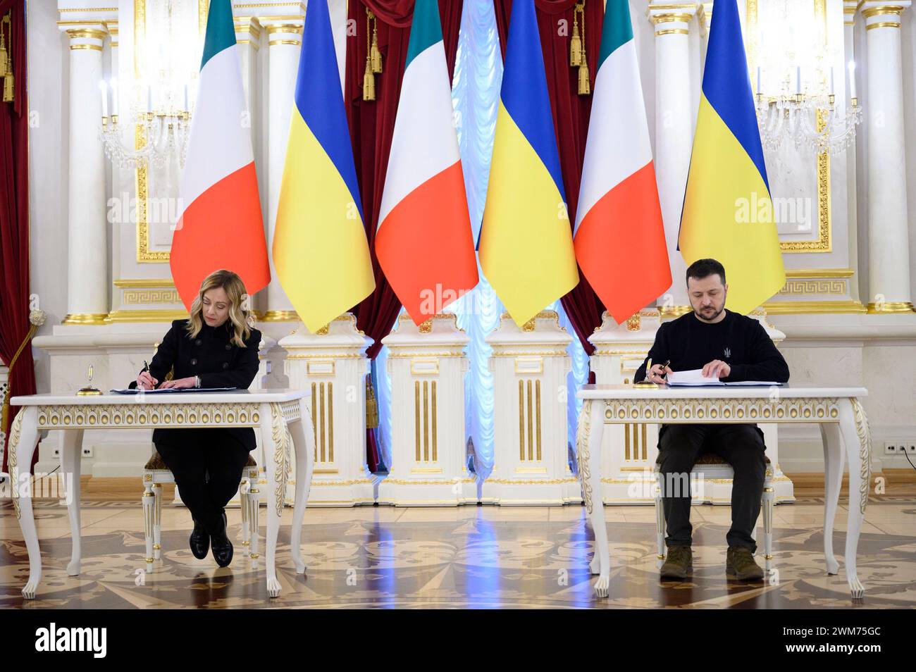 Kiev, Ukraine. 24 février 2024. Le président ukrainien Volodymyr Zelenskyy, à droite, et le premier ministre italien Giorgia Meloni, à gauche, signent des accords de sécurité bilatéraux à l’occasion du 2ème anniversaire de l’invasion russe au Palais Mariinsky, le 24 février 2024 à Kiev, en Ukraine. Crédit : Pool photo/Bureau de presse présidentiel ukrainien/Alamy Live News Banque D'Images