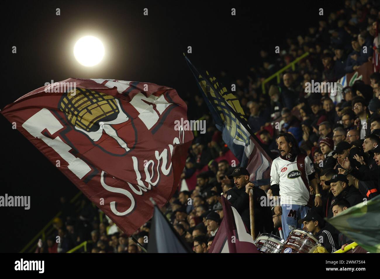 Salerne, Italie. 24 février 2024. Foto Alessandro Garofalo/LaPresse 24 febbraio 2024 Salerno, Italia sport calcio Salernitana vs Monza - Campionato di calcio Serie A Tim 2023/2024 - Stadio Arechi. Nella foto : Tifosi (US Salernitana 1919) ; 24 février 2024 Salernitana vs Monza - Ligue italienne de football ligue A 2023/2024 - stade Arechi. Sur la photo : supporters (US Salernitana 1919) ; crédit : LaPresse/Alamy Live News Banque D'Images