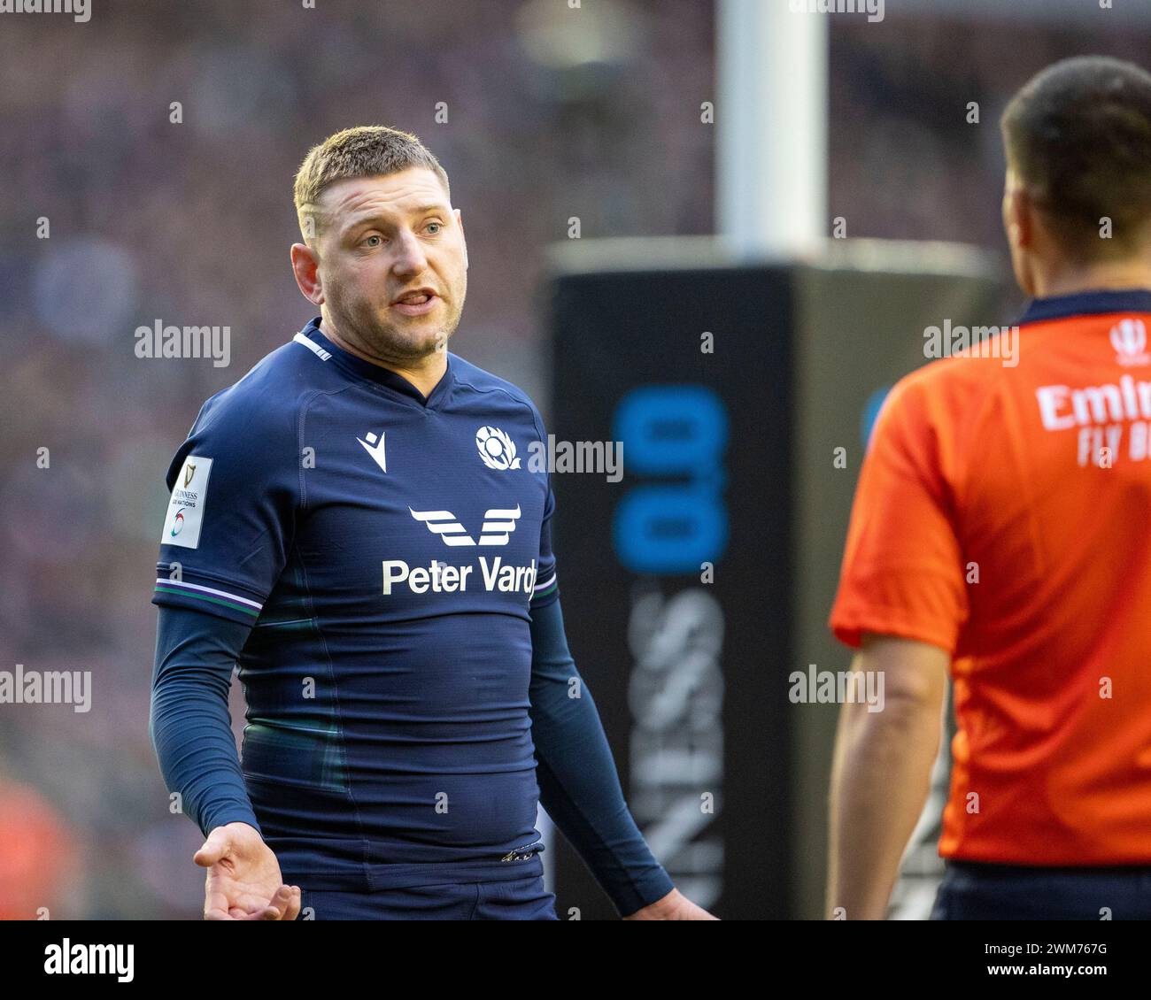 Édimbourg, Royaume-Uni. 24 février 2024 ; Murrayfield Stadium, Édimbourg, Écosse : six Nations International Rugby, Écosse contre Angleterre ; Finn Russell of Scotland parle à l'arbitre d'une décision crédit : action plus Sports images/Alamy Live News Banque D'Images