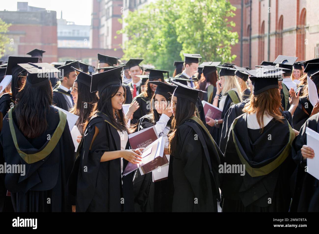 Diplômés à l'extérieur à l'Université de Birmingham, Royaume-Uni, après la cérémonie de remise des diplômes. Banque D'Images