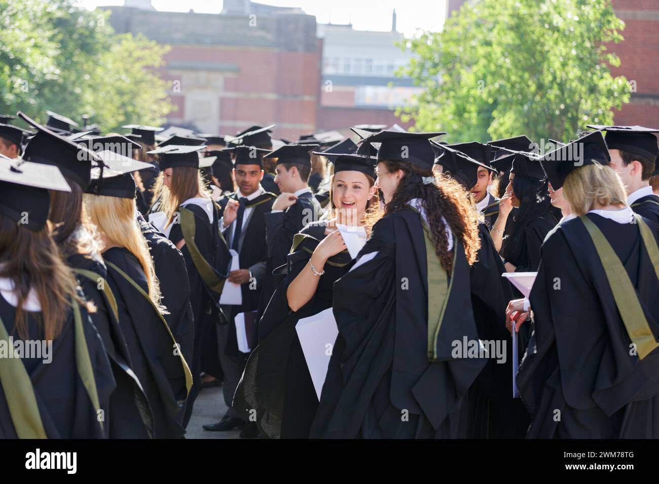 Diplômés à l'extérieur à l'Université de Birmingham, Royaume-Uni, après la cérémonie de remise des diplômes. Banque D'Images