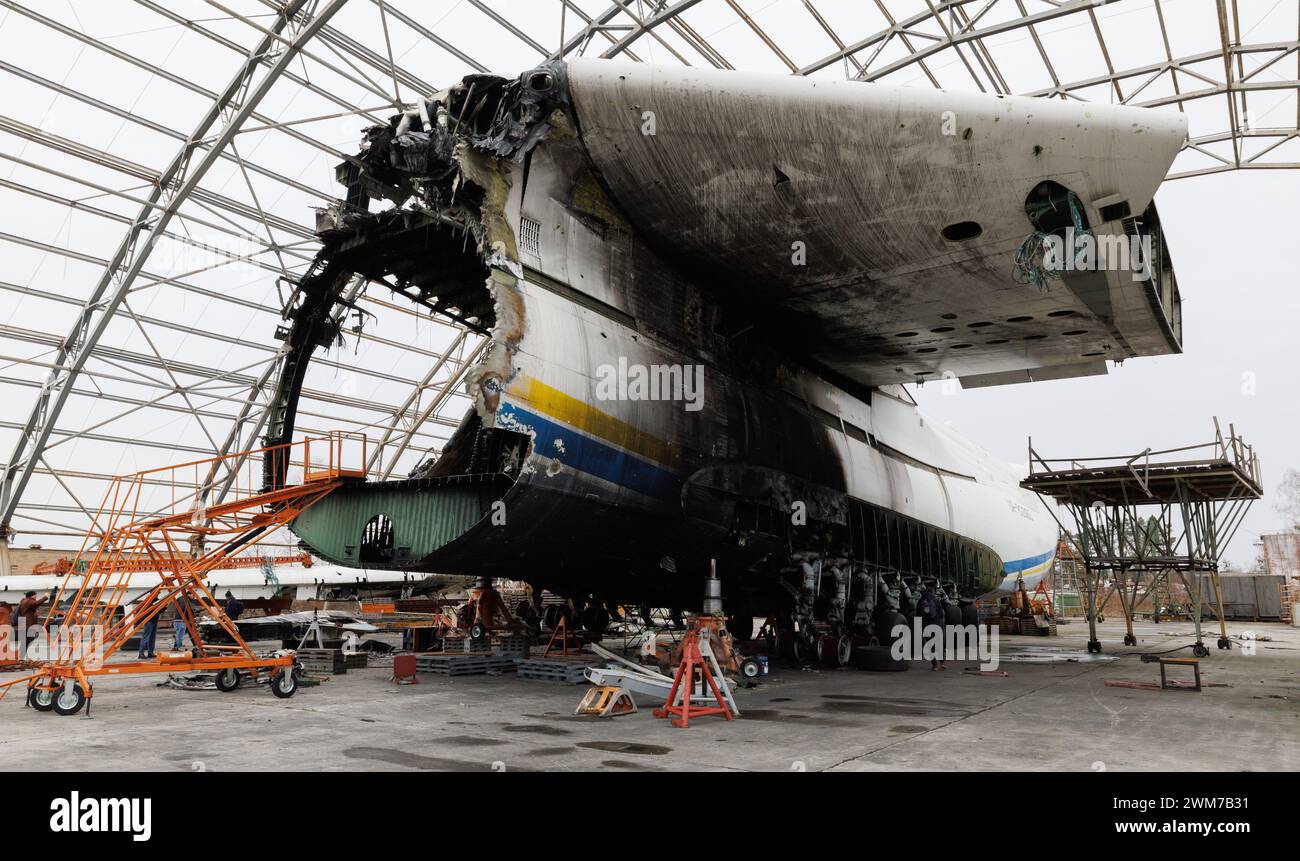 Kiev, Ukraine. 24 février 2024. L'Antonov an-225 Mriya, le plus grand avion cargo du monde, détruit par les troupes russes prises lors d'une commémoration avec les militaires des Forces de défense qui ont participé à la défense de l'aéroport Antonov à Hostomelin, Ukraine, samedi 24 février 2024. Le premier ministre belge et président de la Commission européenne sont en visite en Ukraine, le jour du deuxième anniversaire du début du conflit avec la Russie. BELGA PHOTO BENOIT DOPPAGNE crédit : Belga News Agency/Alamy Live News Banque D'Images