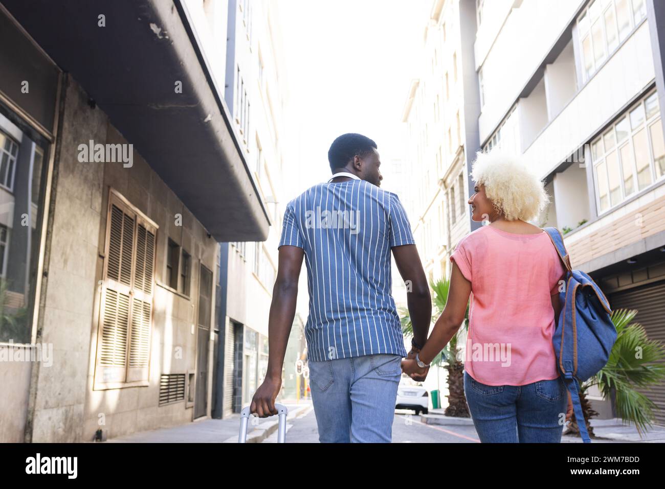 Un couple biracial diversifié marchant ensemble à l'extérieur dans la ville Banque D'Images